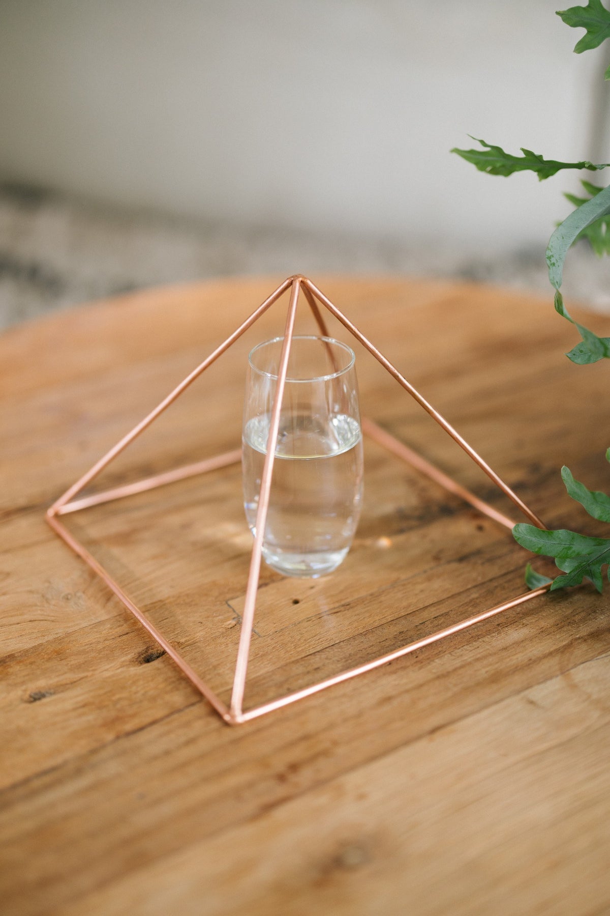 Kopero Kobberpyramide Energizer Glat Stor (23,56 cm), med et glas vand under