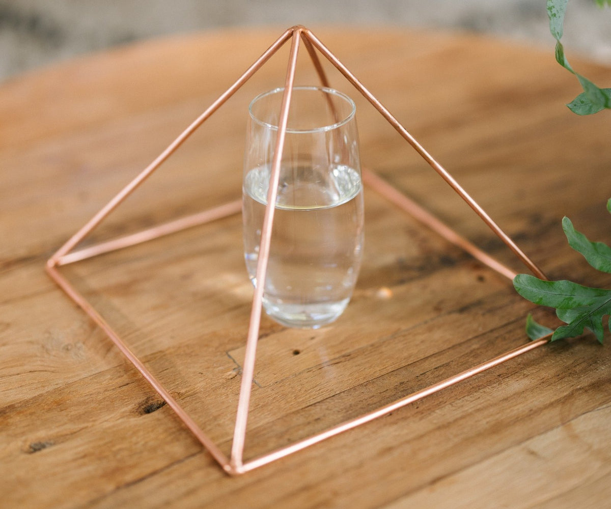 Hvordan bruger du en kobberpyramide? Placering, retning og ritual