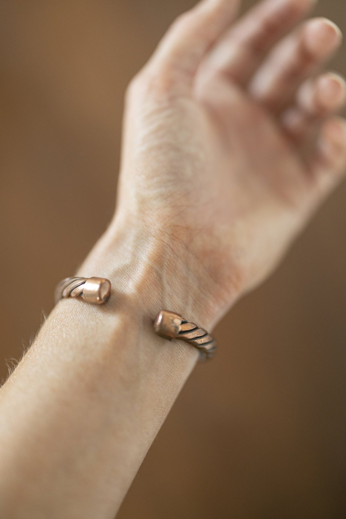 Kopero Kobberarmbånd Snøet, detaljefoto af cuffens åbne ender