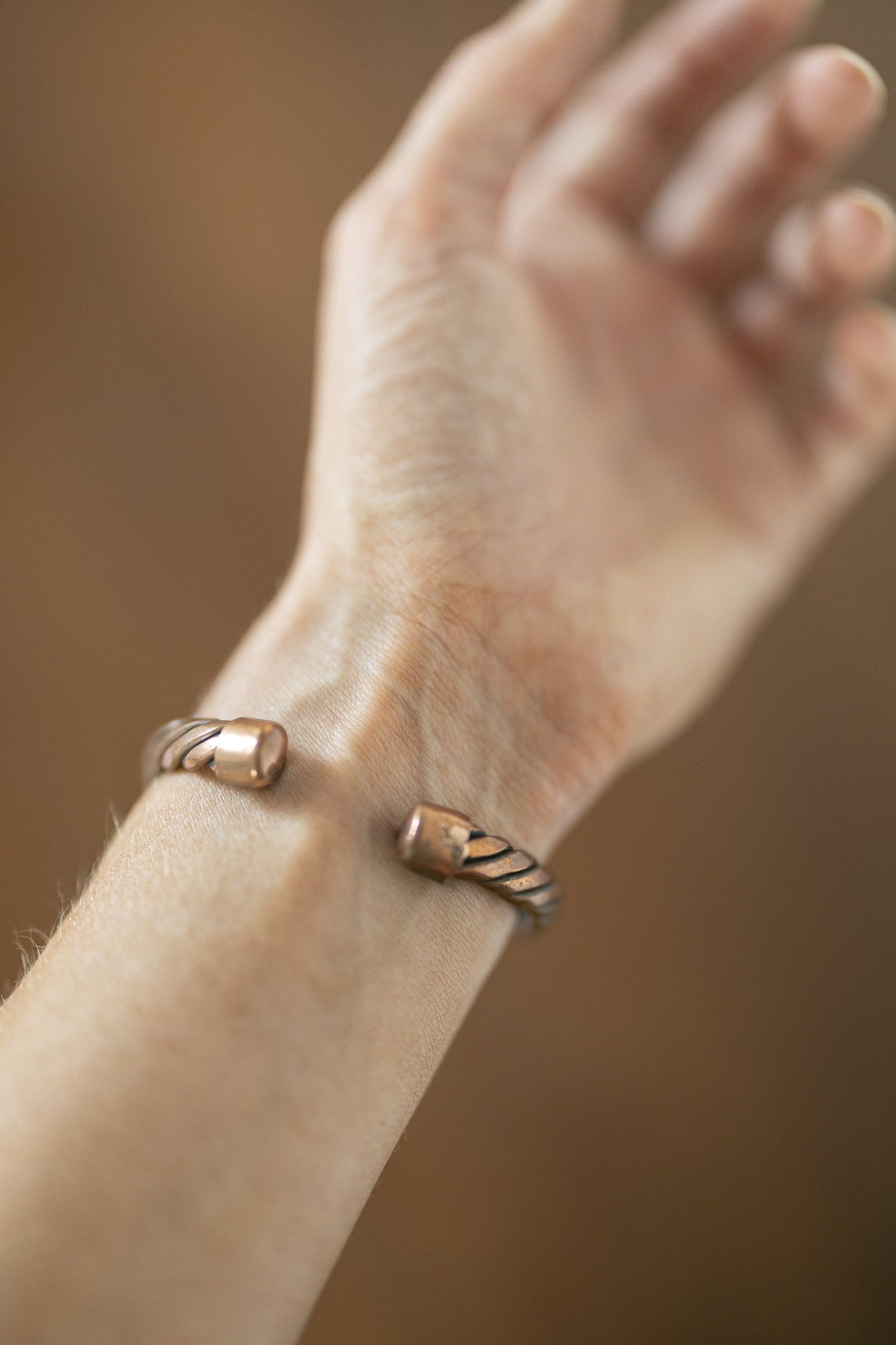 Kopero Kobberarmbånd Snøet, detaljefoto af cuffens åbne ender
