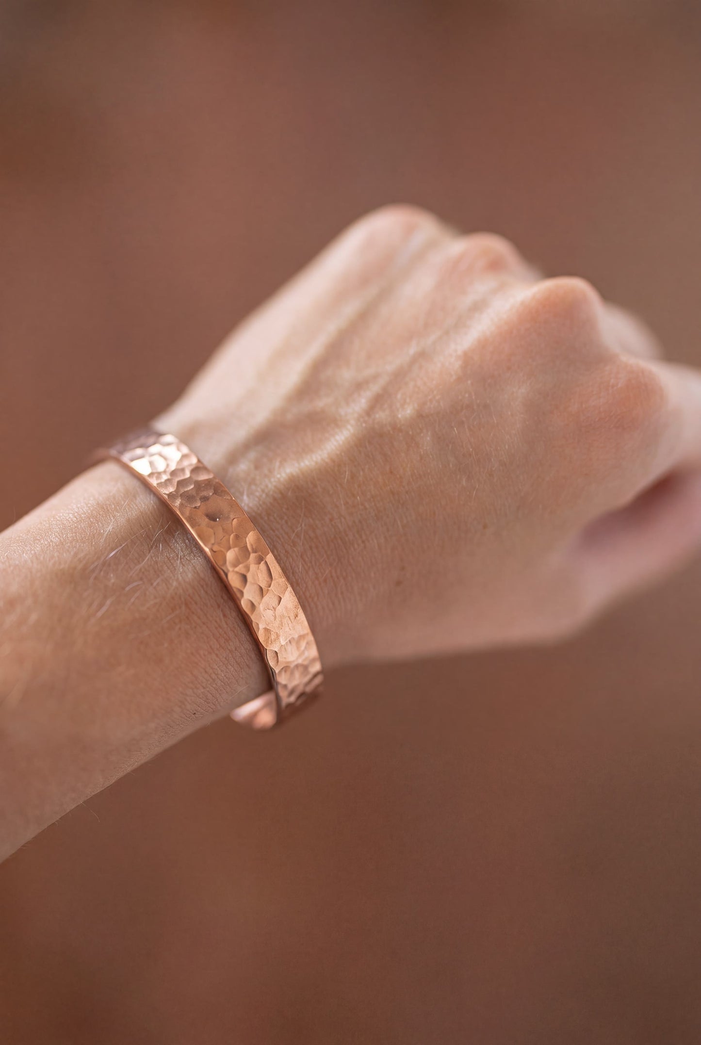 Kopero Koperen Armband Gehamerd om de pols, close-up van de hamerslagstructuur
