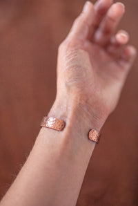 Kopero Koperen Armband Gehamerd, detailfoto van de open uiteinden van de cuff