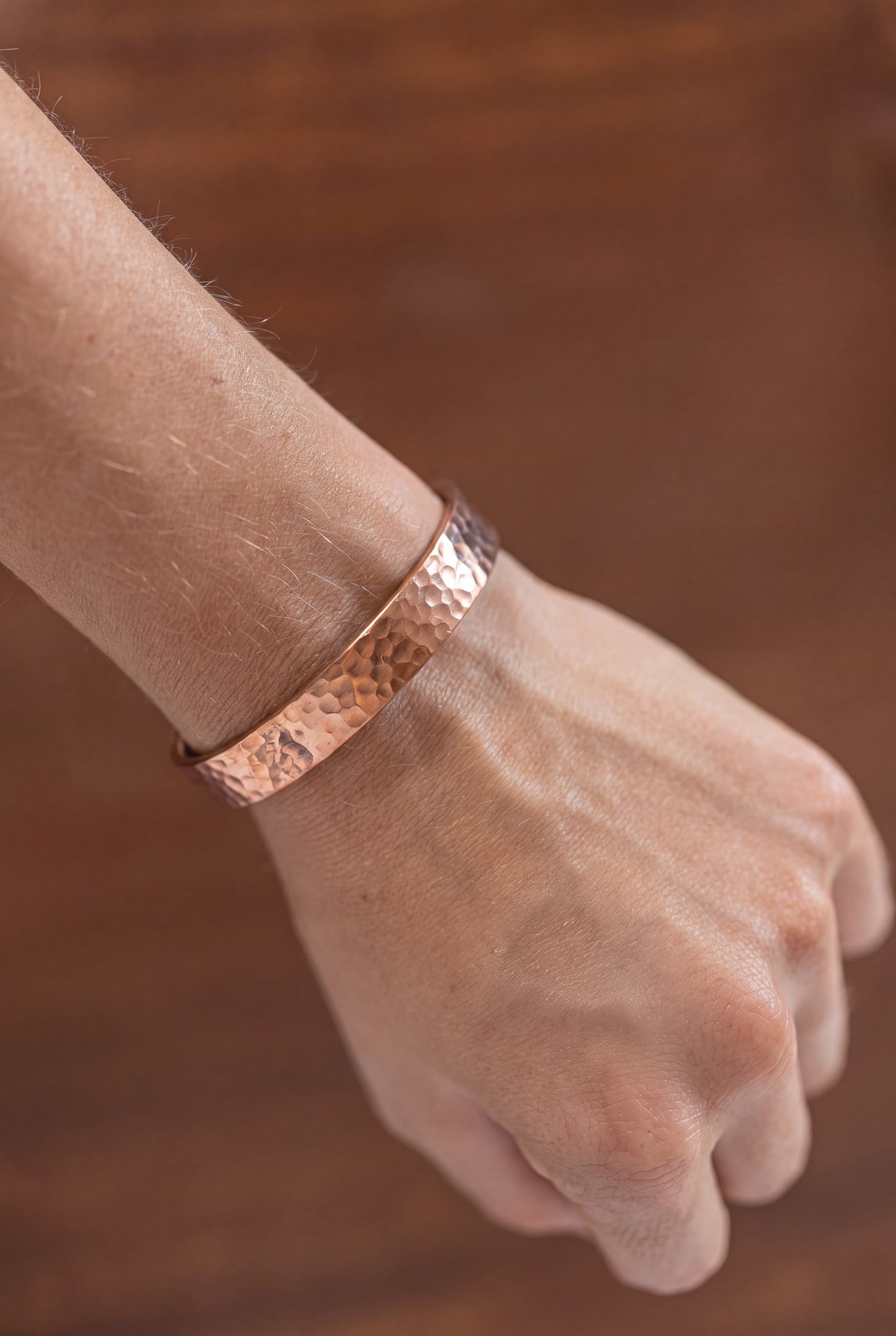 Kopero Koperen Armband Gehamerd om de pols, zijaanzicht