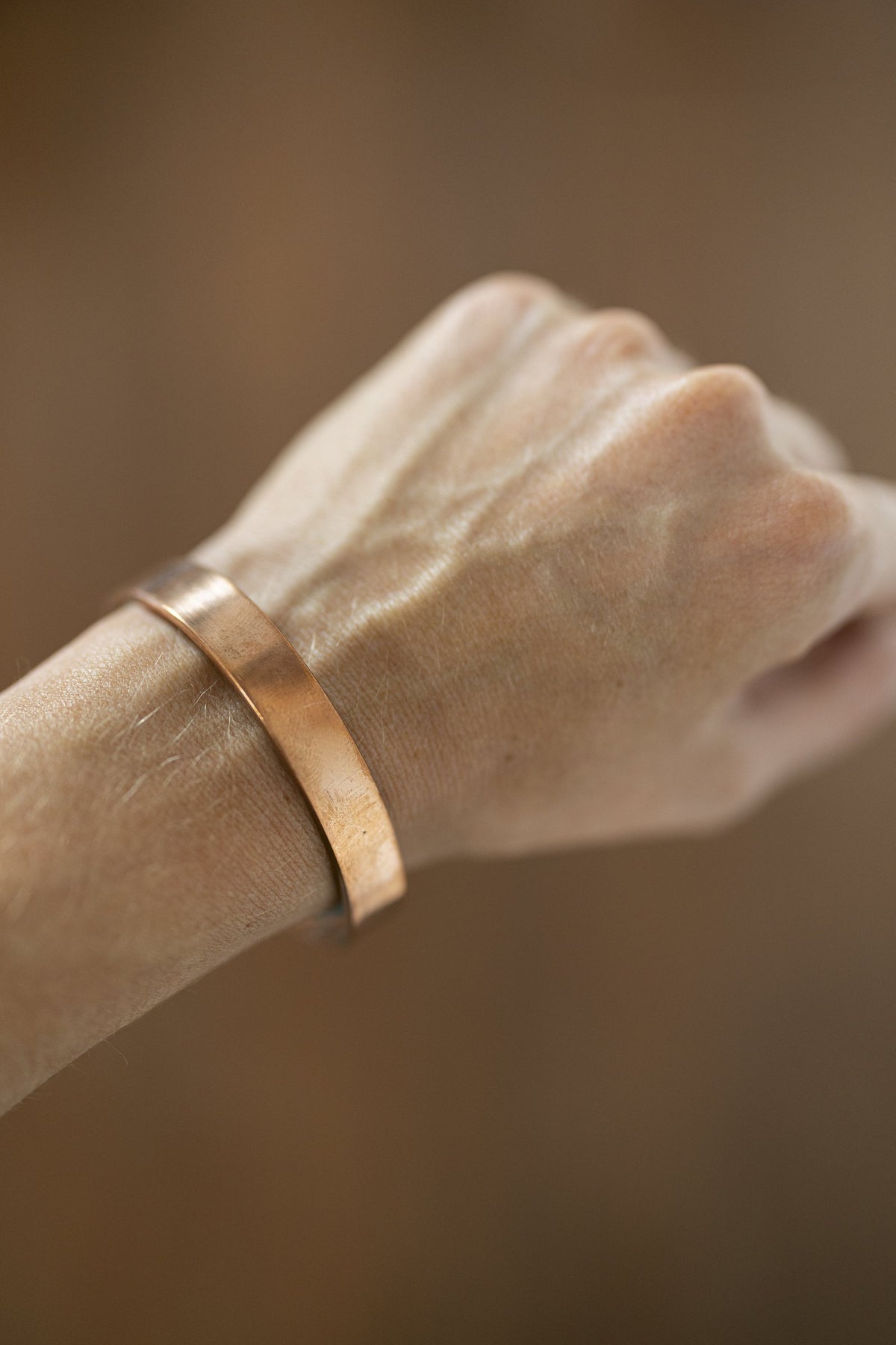 Kopero Kobberarmbånd Glat om håndleddet, nærbillede af den flade kobbercuff