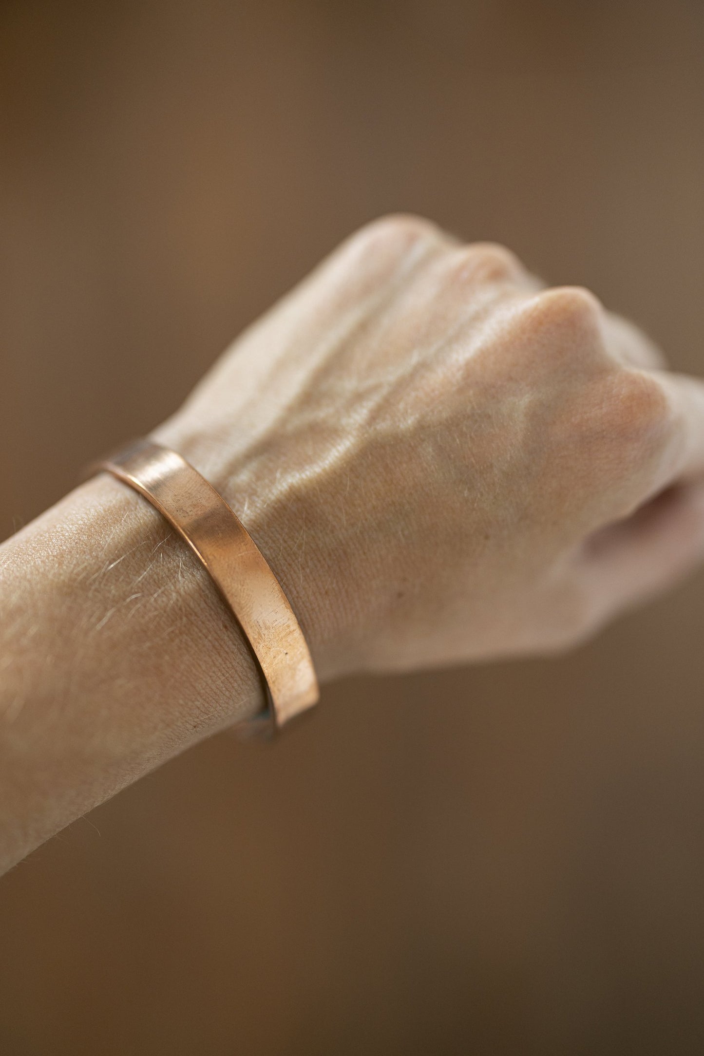 Kopero Kobberarmbånd Glat om håndleddet, nærbillede af den flade kobbercuff