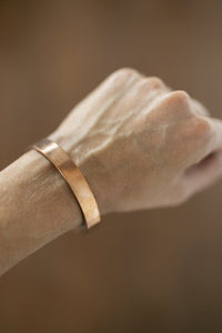 Kopero Kobberarmbånd Glat om håndleddet, nærbillede af den flade kobbercuff
