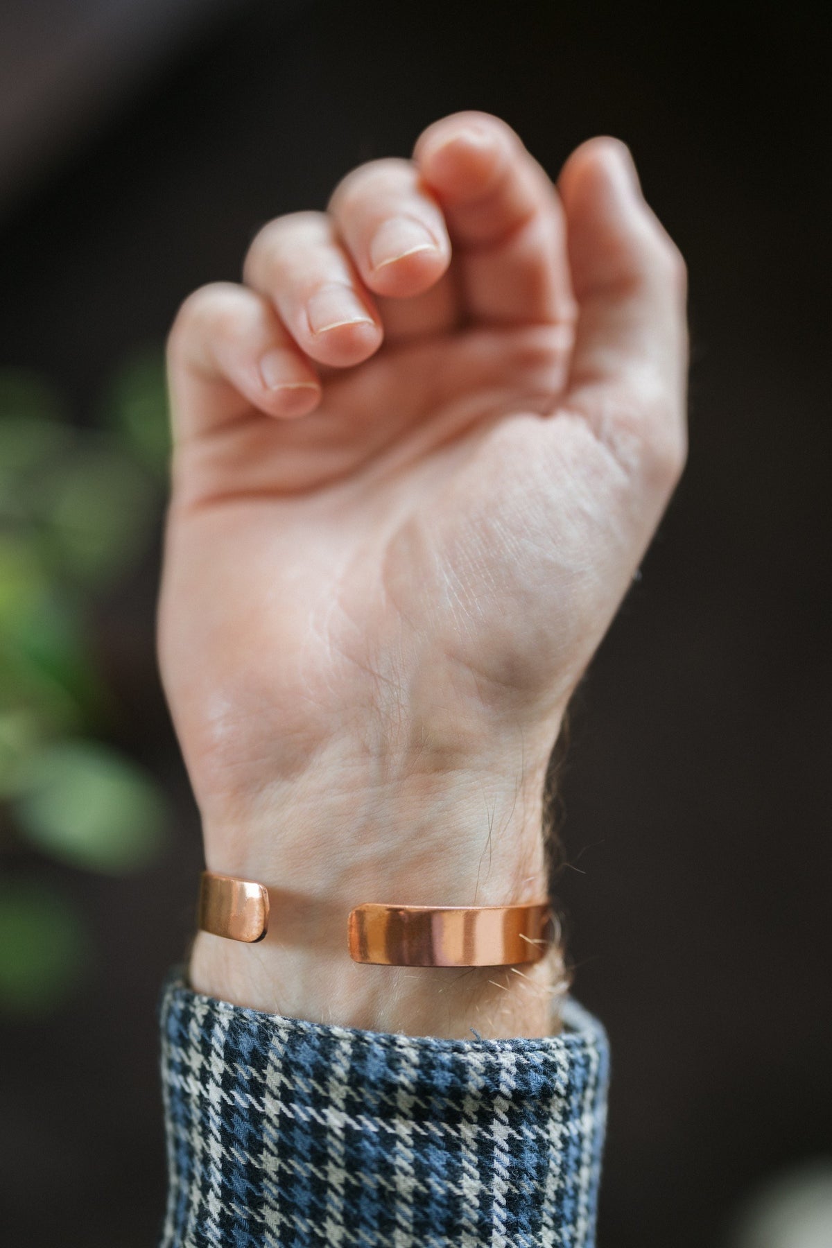 Kopero Kobberarmbånd Glat, om håndleddet, med åben hånd og armbåndets ender synlige