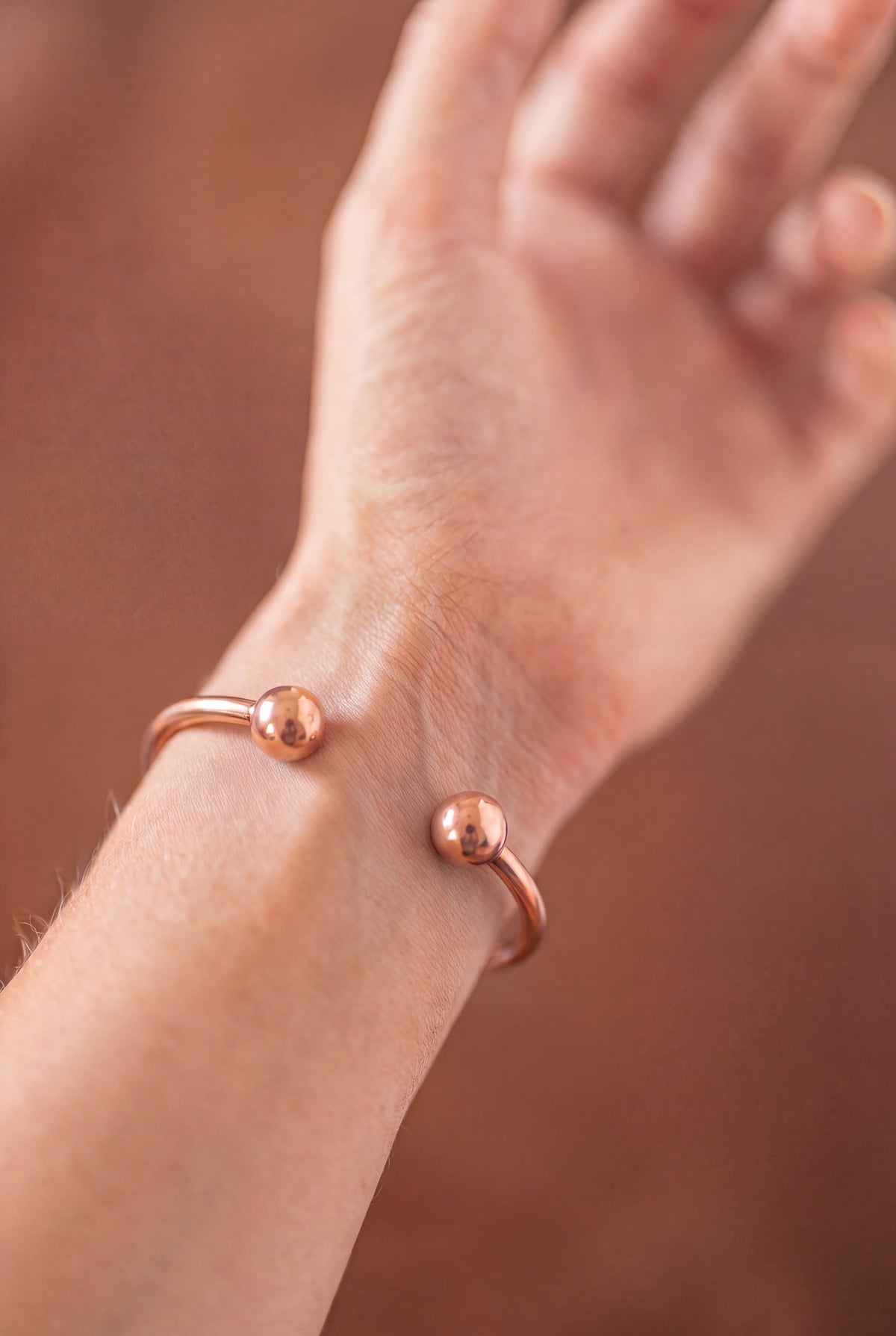 Kopero Koperen Armband Rond, detailfoto van de open uiteinden met de bolletjes
