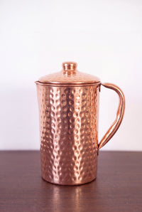Kopero Kobberkande Hamret på 1,4 liter med låg på et træbord