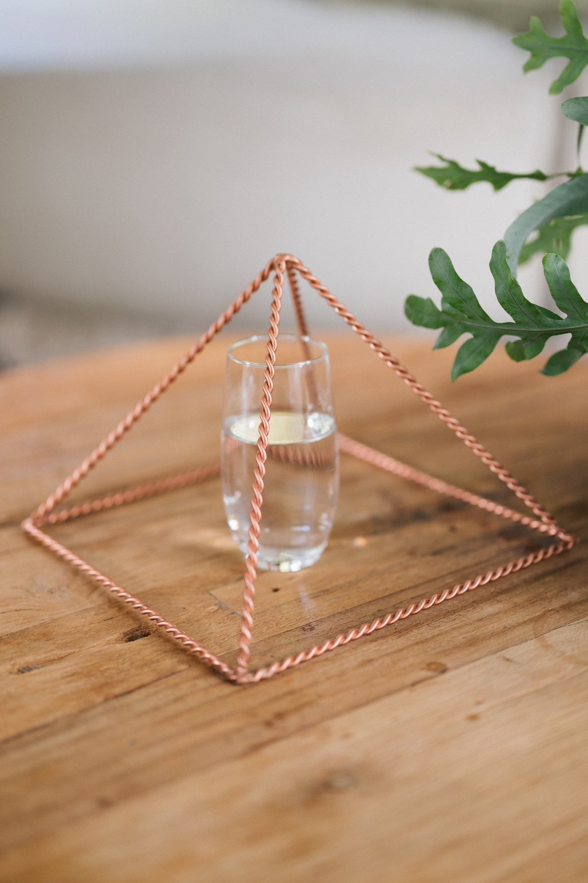 Kopero Kobberpyramide Energizer Snoet Stor (23,56 cm), med et glas vand under