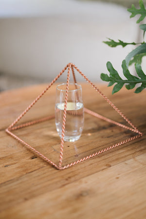 Kopero Kobberpyramide Energizer Snoet Stor (23,56 cm), med et glas vand under