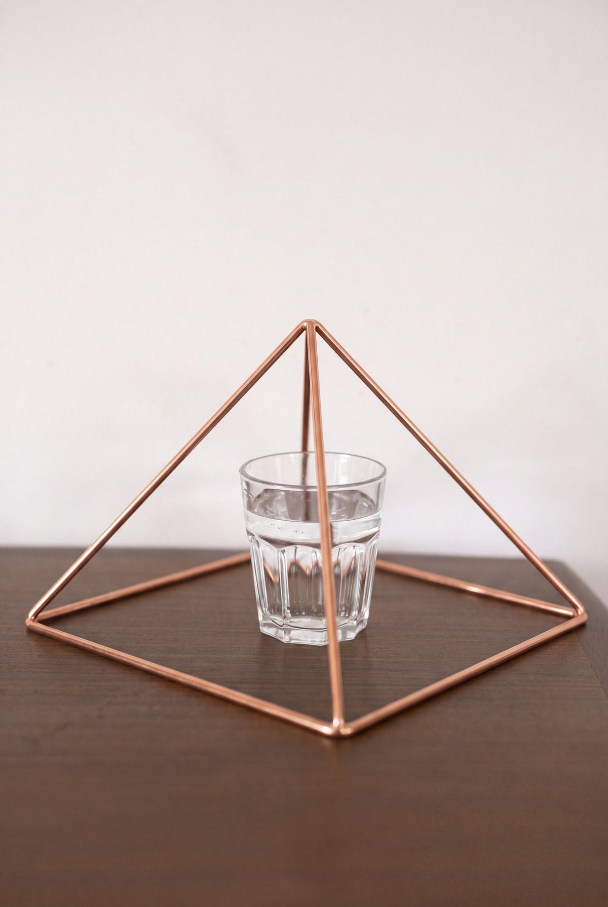 Kopero Kobberpyramide Energizer Glat Stor (23,56 cm) over et glas vand