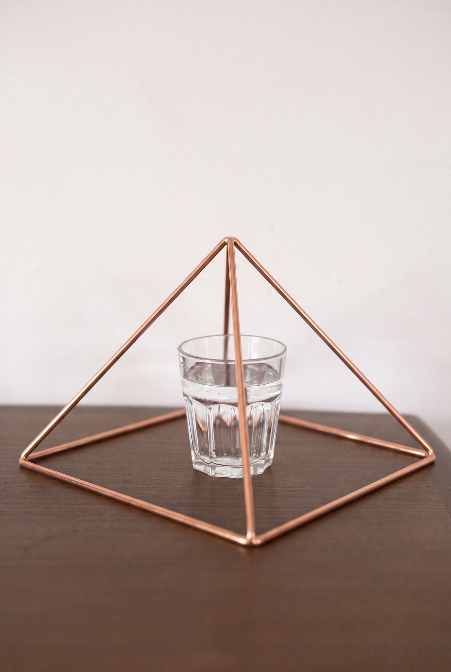 Kopero Kobberpyramide Energizer Glat Stor (23,56 cm) over et glas vand