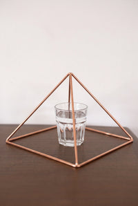 Kopero Kobberpyramide Energizer Glat Stor (23,56 cm) over et glas vand