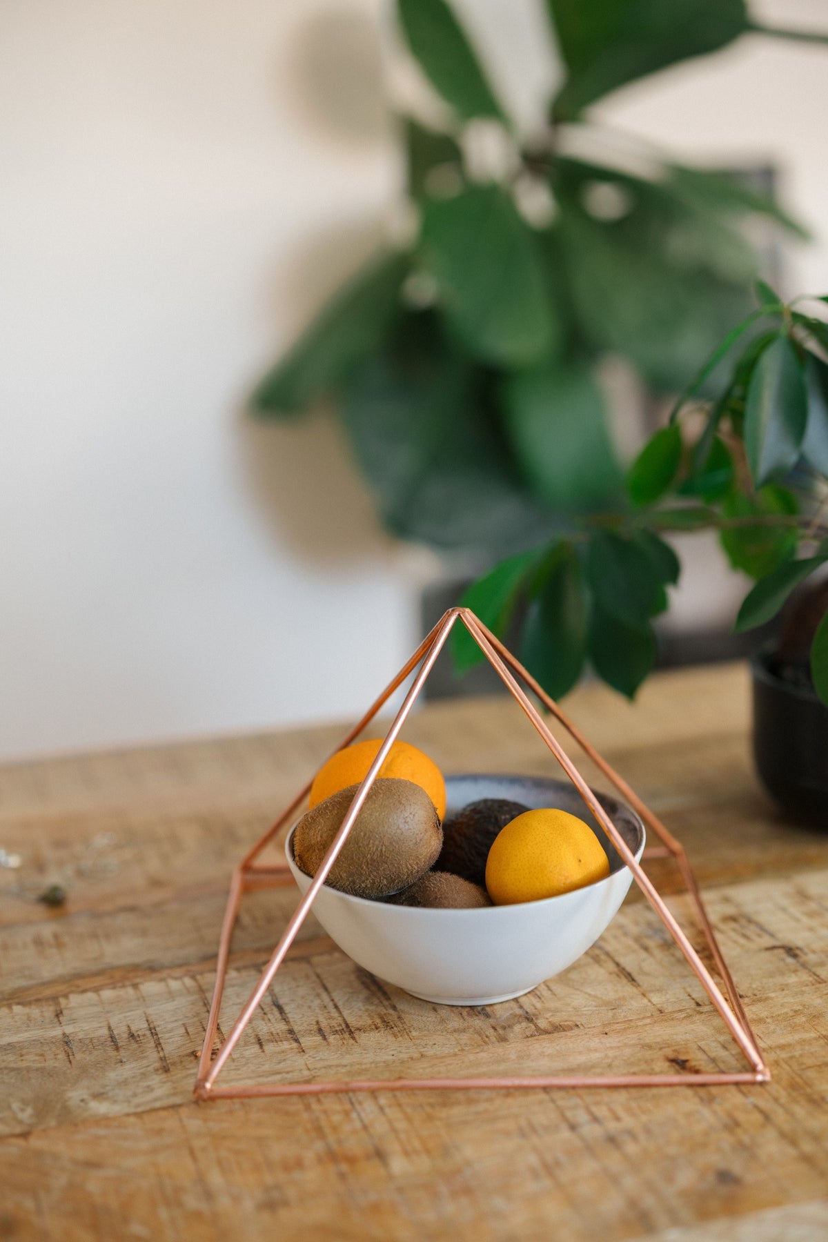 Kopero Kobberpyramide Energizer Glat Stor (23,56 cm), med en frugtskål under