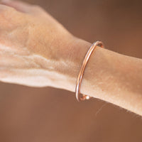 Kopero Premium Kobberarmbånd Rund, close-up af den glatte runde manchet på huden