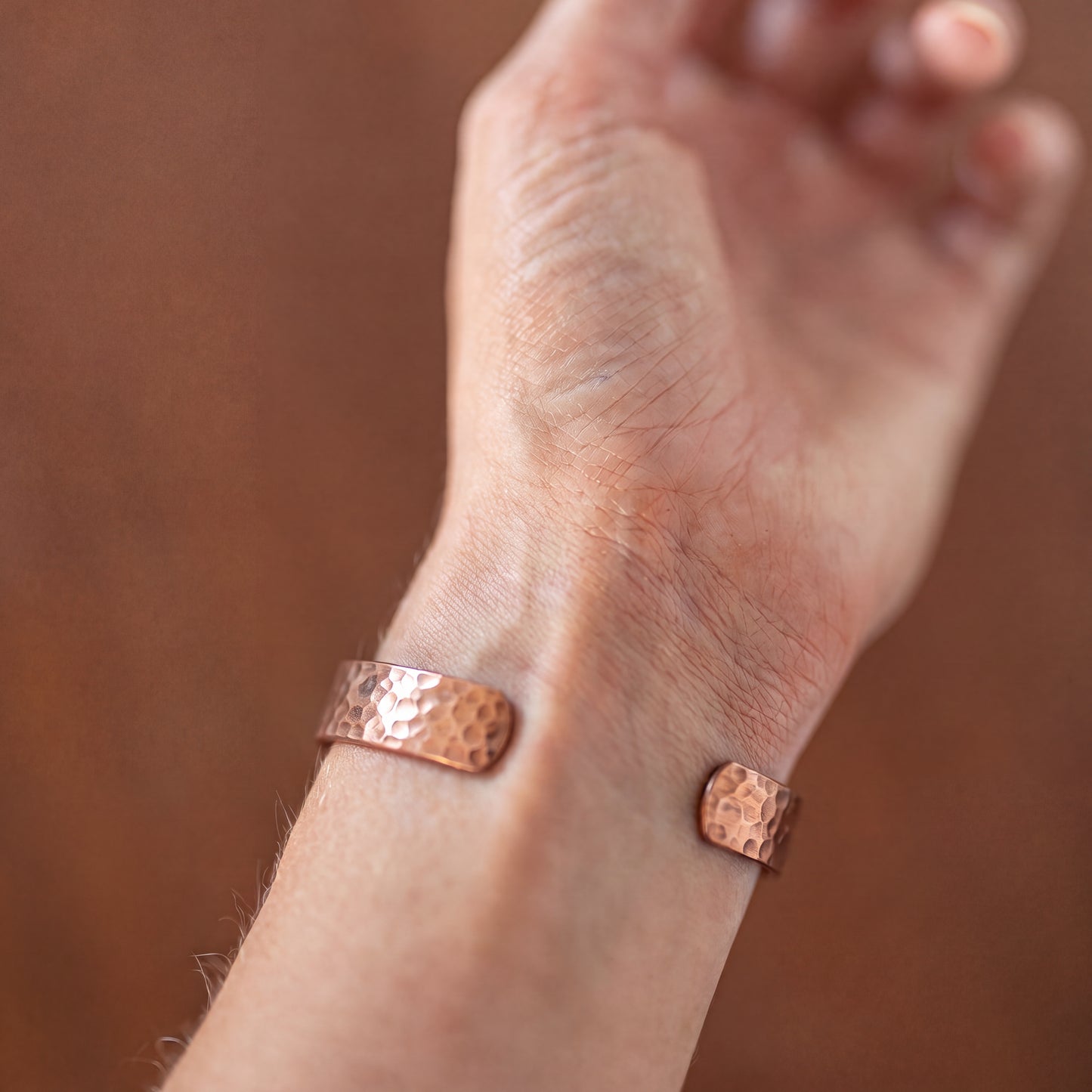 Kopero Premium Kobberarmbånd Hamret, close-up af de åbne ender på den hamrede manchet