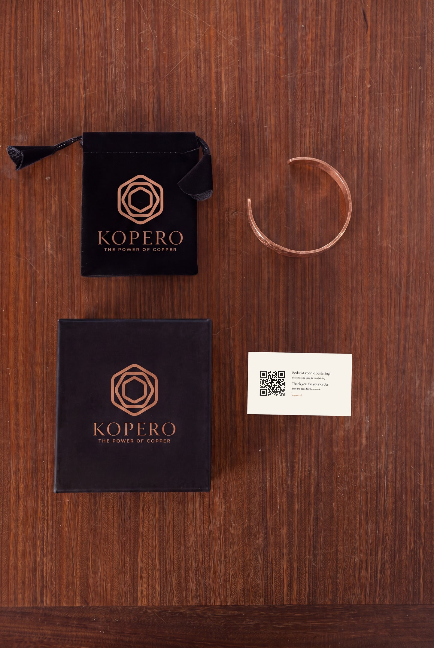 Kopero Premium Kobberarmbånd Hamret, med fløjlspose, æske og takkekort